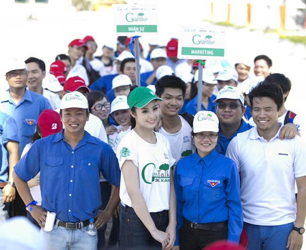 Ngọc Hân trồng cây, quét rác cùng các tình nguyện viên - ảnh 11